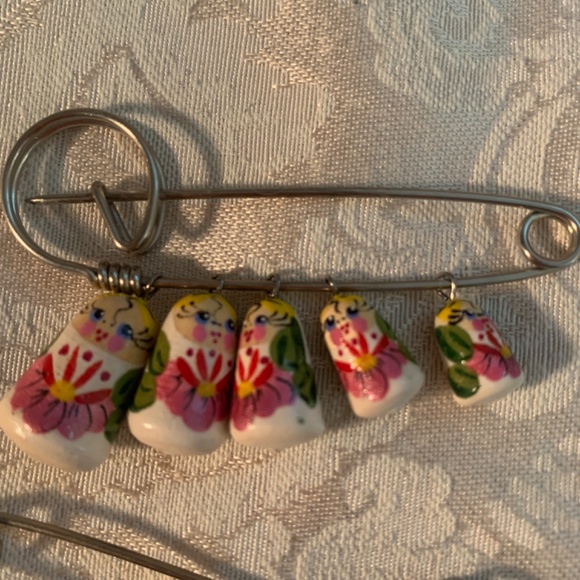 Pair of Vintage Russian Nesting Doll Safety Pins - Picture 4 of 8